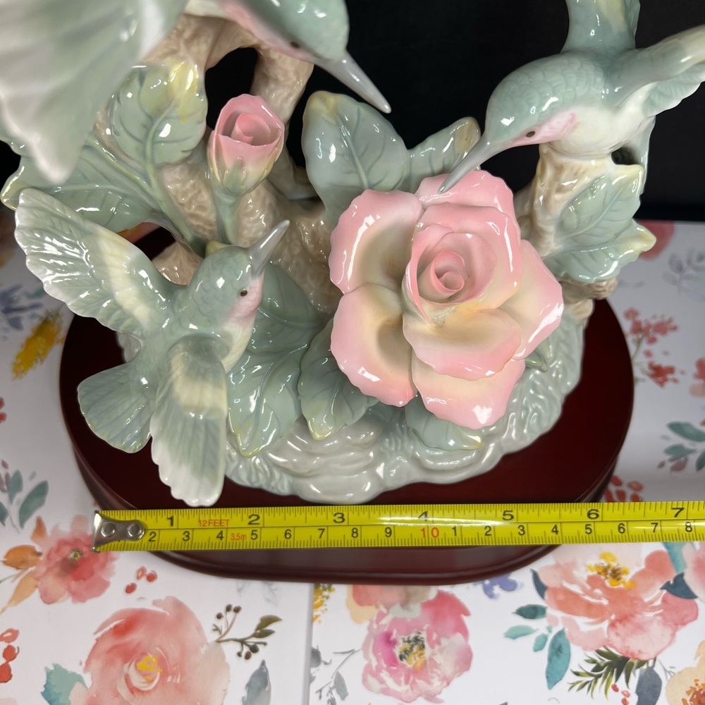 🛑SOLD🛑 Vintage Fluttering HUMMINGBIRDS Ceramic Music Box Plays "Close to you" - Picture 13 of 17